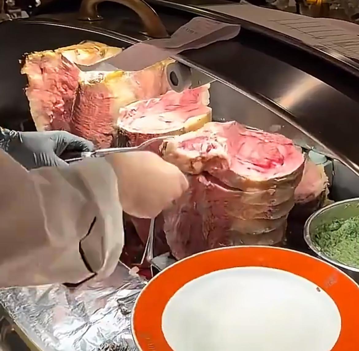 华人在美国餐厅吃饭，看到牛肉血淋淋的实在不敢下口，厨师直接切了一块肉，本来以为他