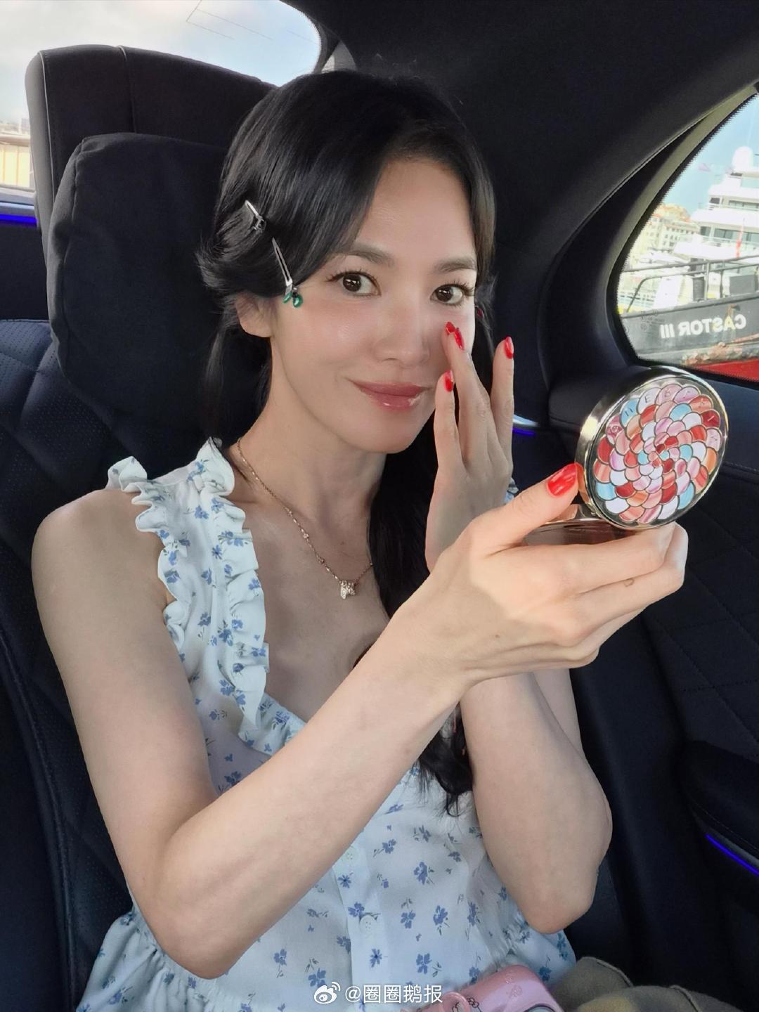 宋慧乔又瘦了宋慧乔在戛纳的海边宋慧乔这个指甲油好好看啊！穿蓝色很搭！和夏天也很
