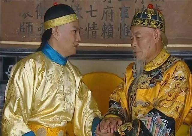 乾隆和嘉庆这爷俩就是相互恶心。乾隆看不上嘉庆，要不是没得选，高低不选这货。类似的