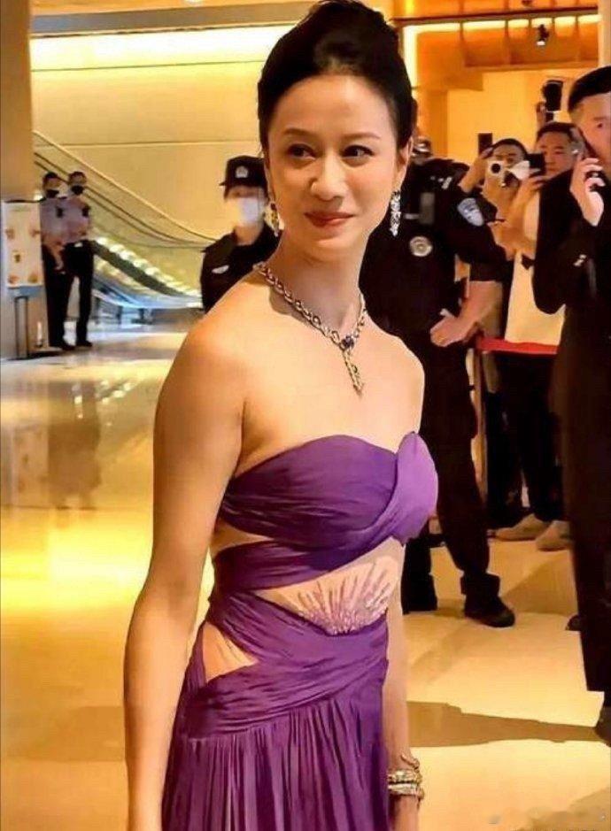 倪虹洁衣服不是亮点，肚子才是。