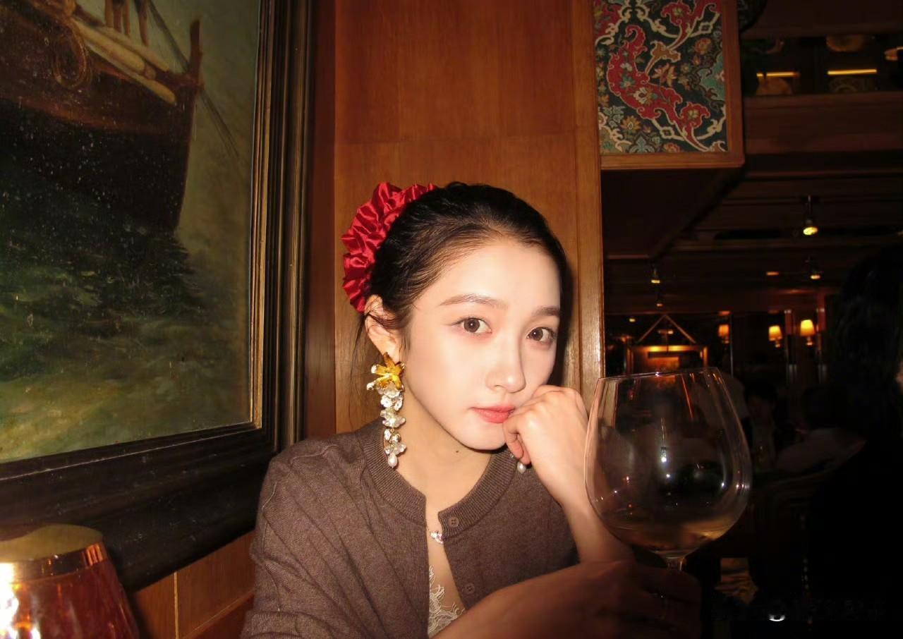 以前不懂关晓彤的美，现在看到她自己晒出的旅行照片，这种生机勃勃的美，太吸引人了
