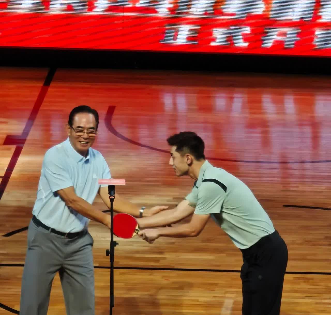 朋友从“张继科杯”现场回来，就和我讲：张继科和印象里完全不一样了，感觉他变了
