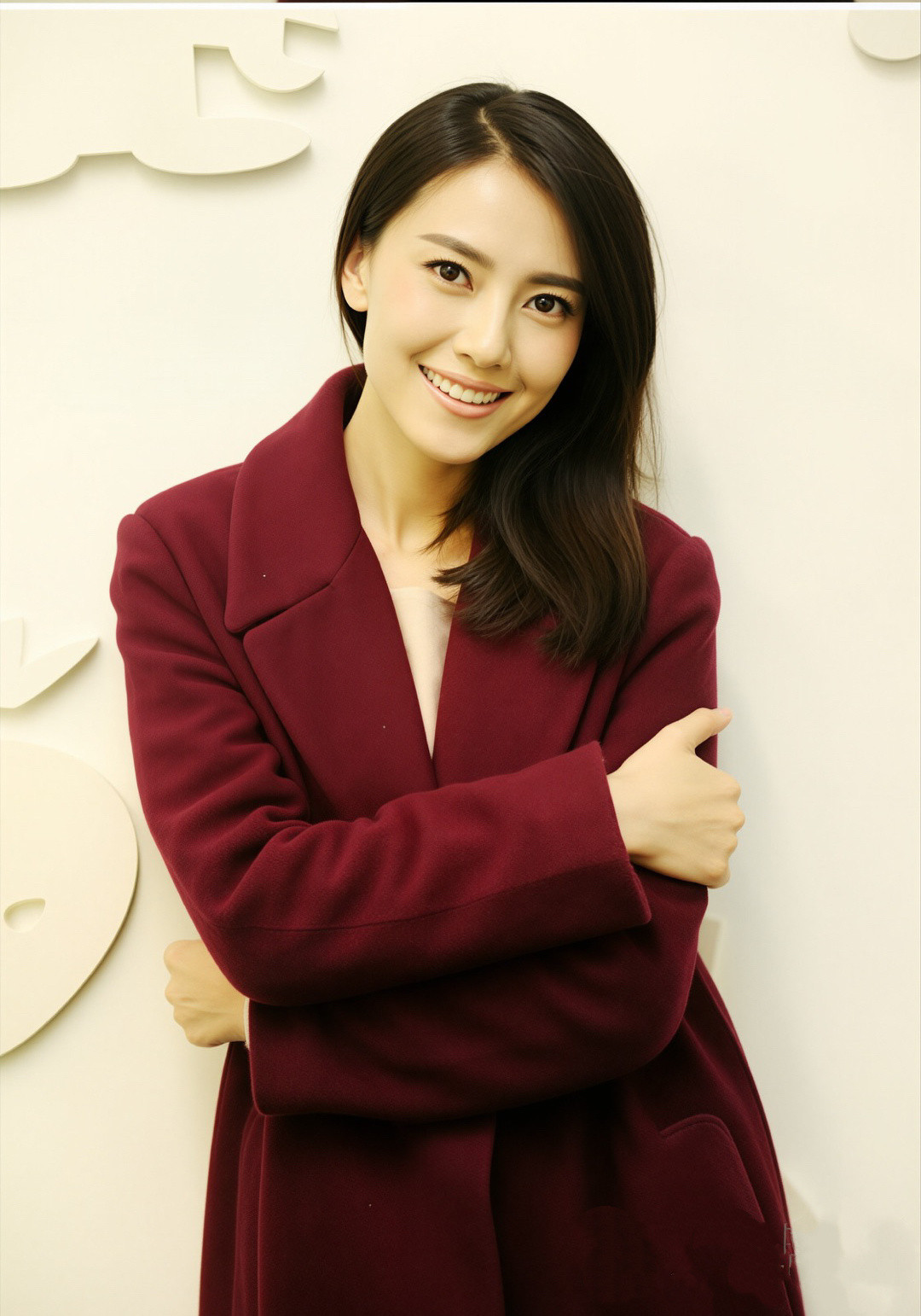 高圆圆这身酒红大衣造型，把温婉大气的东方美感拉满了。利落的翻领衬得肩线舒展，暖