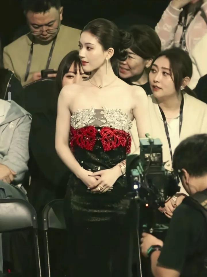 赵露思三亚夜市摆摊！7元蛋烘糕不赚钱，到底图啥？家人们！顶流女星赵露思素颜扎