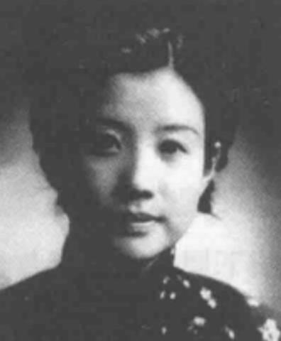 1955年，周总理急匆匆的来到毛主席处，将一位48岁女叛徒的判决书递给毛主席，毛