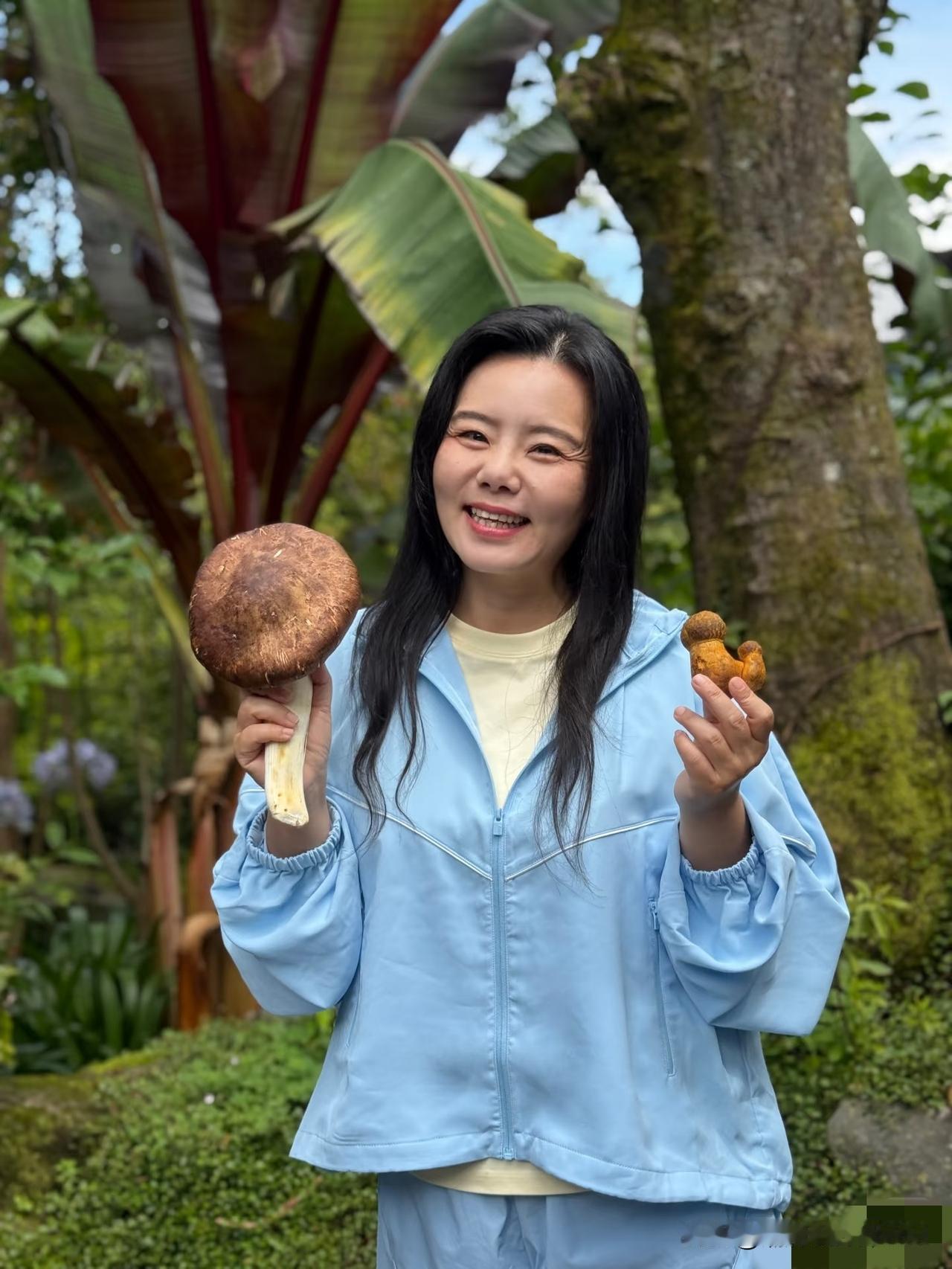 看见龚琳娜后，我感觉她应该是彻底后悔了[捂脸哭]不是后悔跟老外丈夫离婚了，