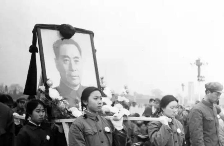 1976年1月11日，周总理的遗体送到八宝山时，火化工大叫道，我们不能火化总理！