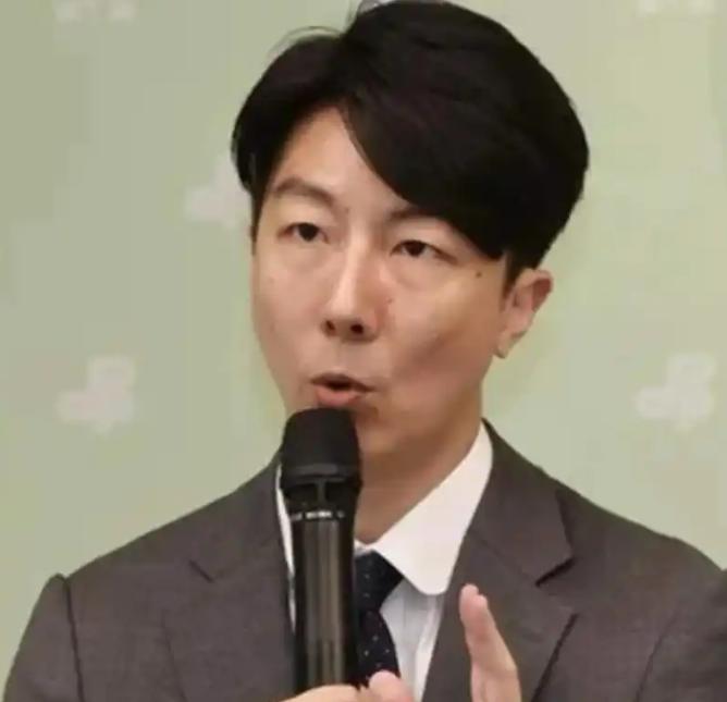 民进党前立沈富雄在节目斥责道:“国民党所谓准太阳，卢秀燕、韩国瑜、朱立伦三人背离