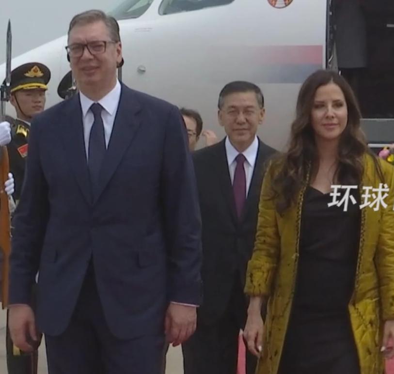 武契奇刚到中国，塞尔维亚就爆发大规模骚乱，3.4万人涌上贝尔格莱德街头，喊着要