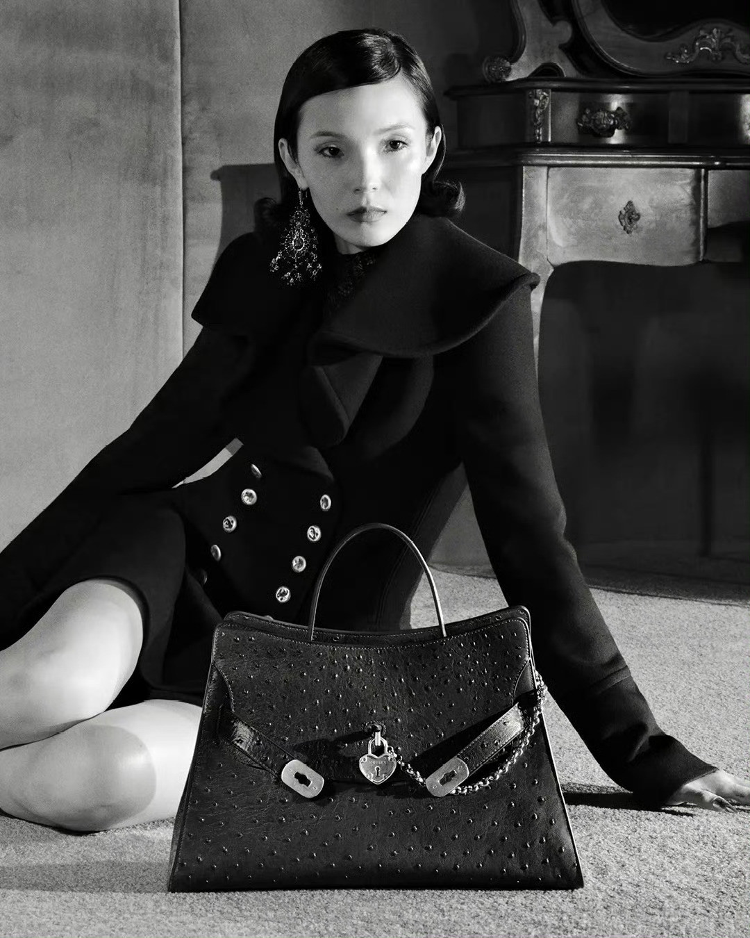 McQueen秋冬系列广告大片，邀请超模雎晓雯、KarenElson、Pal
