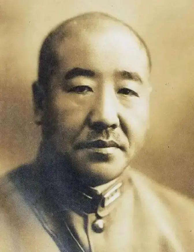 1943年，国军上将庞炳勋藏身的山洞被日军包围，卫队死战到底，少将高参自杀殉国，