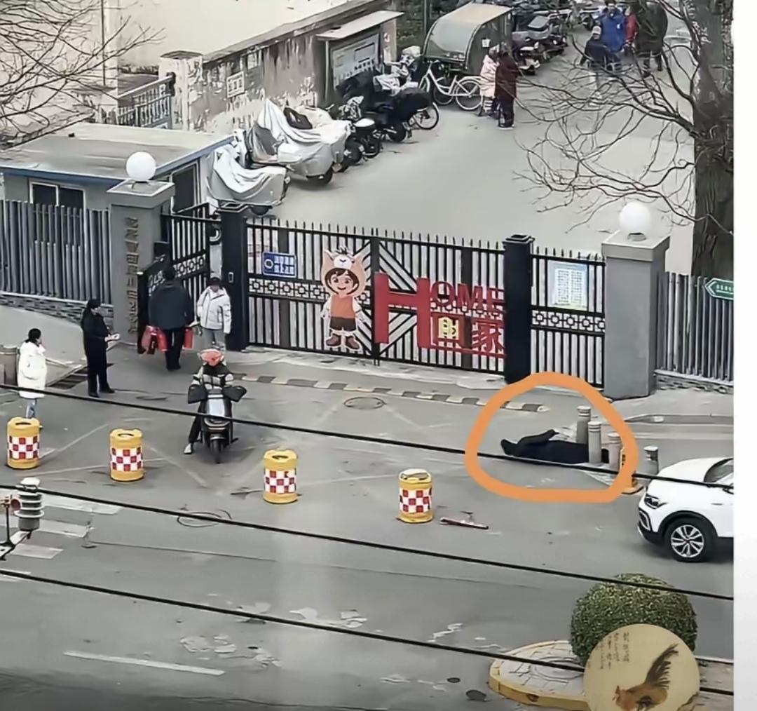 昨天在地铁口看见一个大爷倒了，三个人围着拍视频，没人伸手。旁边保安说等警察来，可