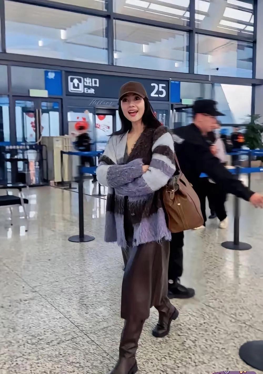 高圆圆机场穿搭｜温柔与帅气的秋冬氛围感✨今日份机场营业的高圆圆，把秋冬松弛