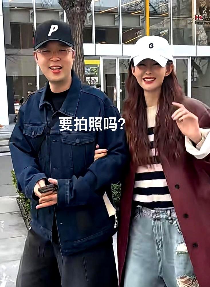 杜海涛沈梦辰这对儿，真是有点东西！最近俩人在前门大街被粉丝撞见。粉丝一激动喊