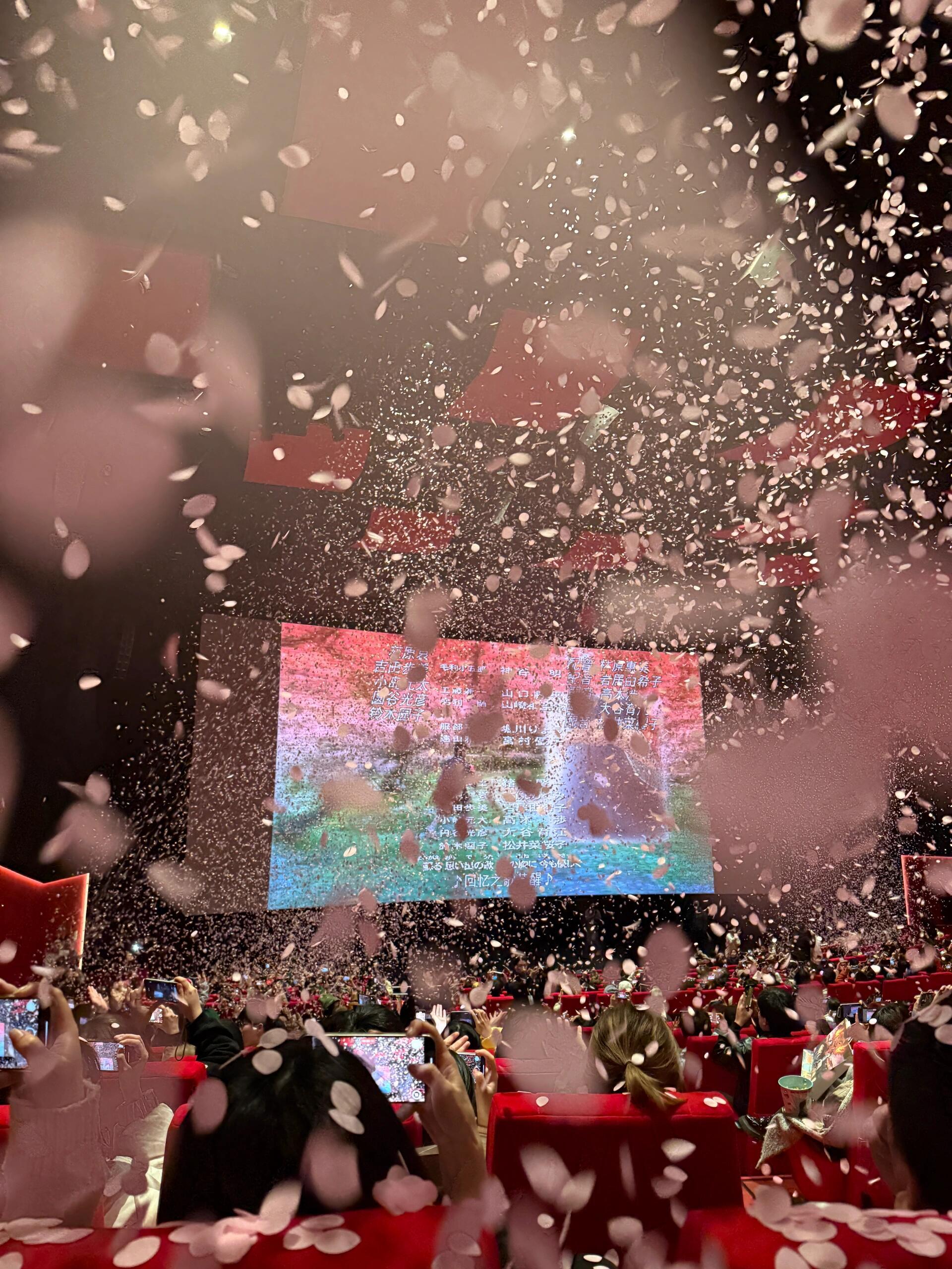 柯南冰花雨场连看带拿蝴蝶结雨，新兰初心！漫天蝴蝶结如雨落下，每一片都是新兰爱的