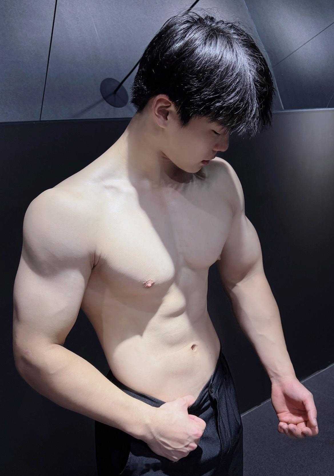 型男帅哥窝肌肉型男​​​