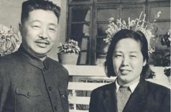 1942年，46岁的贺龙吃“嫩草”，娶了比他小20岁的女学生，毛主席知道后，瞅了