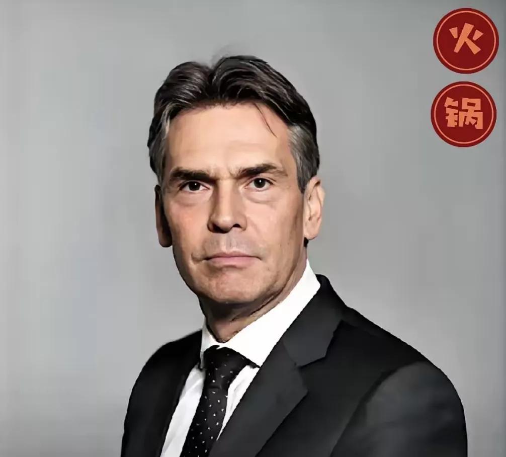 快报！快报荷兰秘书宣布10月31日，荷兰确实对ASML对华出口光刻机实施了严