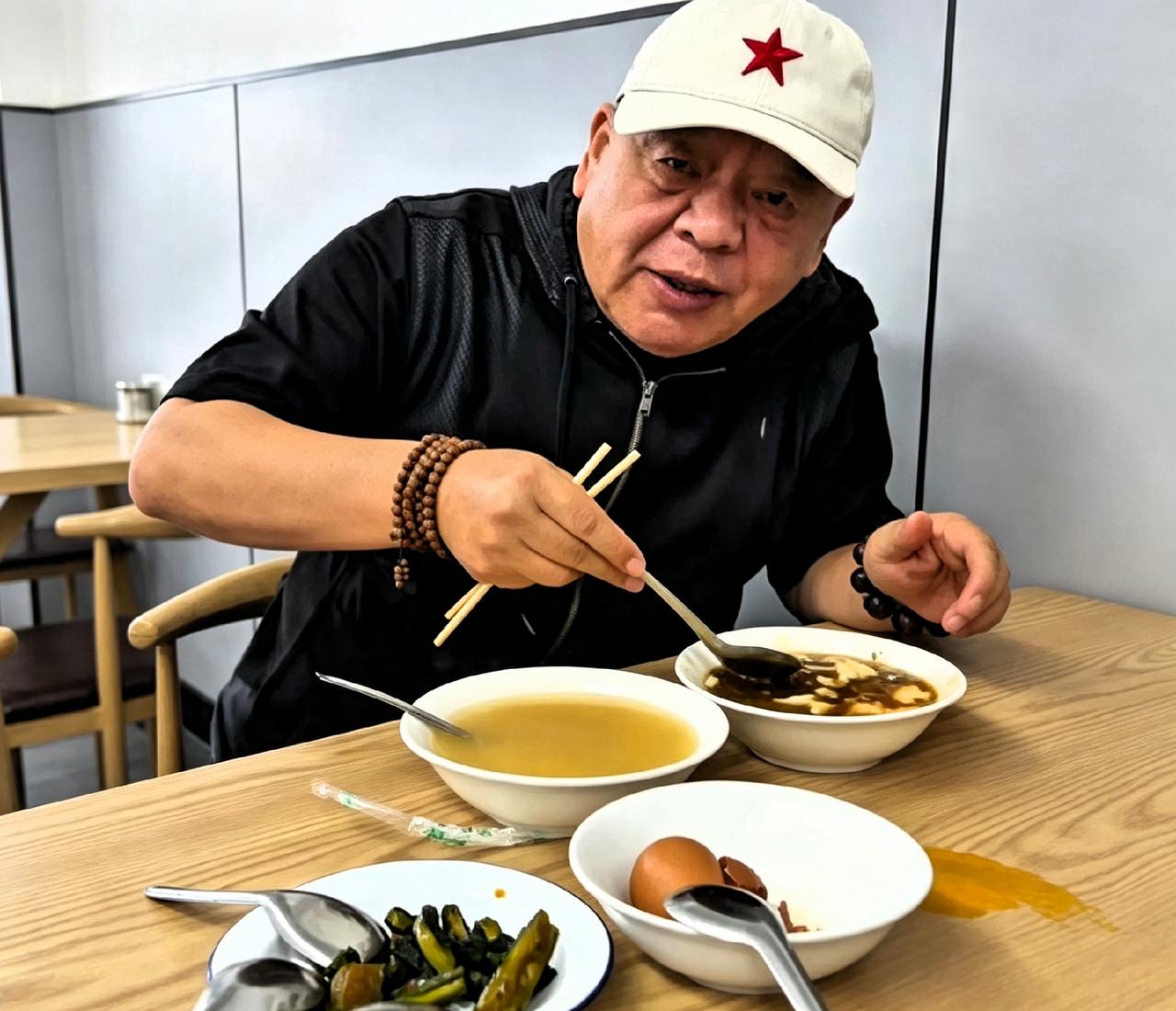 看刘惠老师这顿早饭，豆腐脑、小米粥配油饼，还有小咸菜和茶叶蛋。吃得那叫一个香，最
