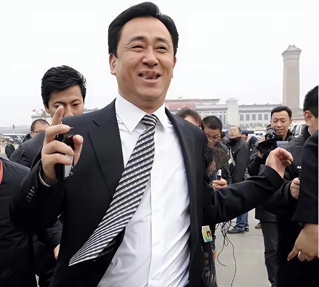 两张照片，许家印时代的落幕。一张西装革履、意气风发，春风得意，在镁光灯下指