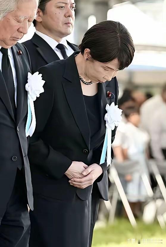 高市早苗的眼泪流给谁看：广岛纪念会上，演了一出“指桑骂槐”的荒诞剧！近日，在