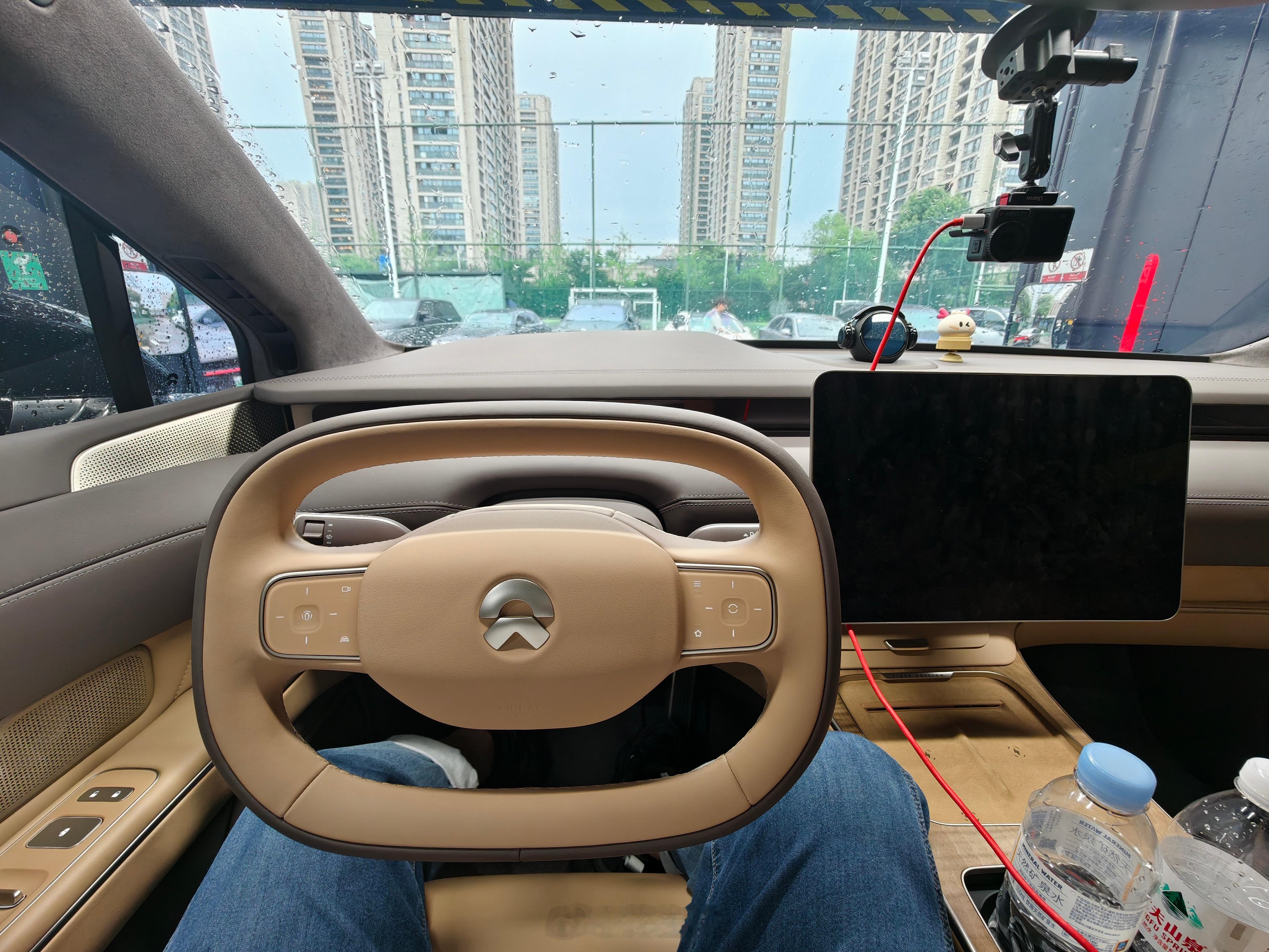 特奶奶的，第一次给ET9换电，卡BUG了，客服专员说一个螺丝拧不紧，要专员来现场