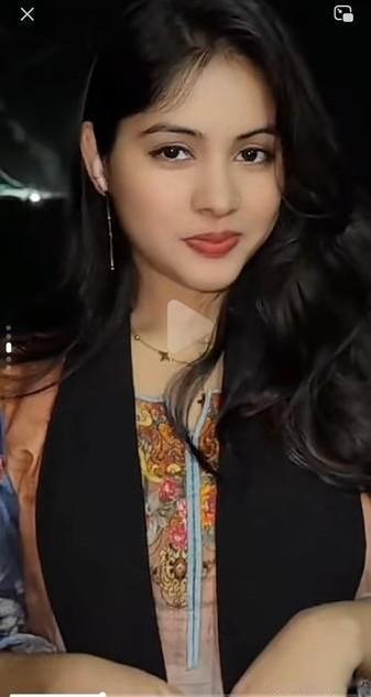 印度美女魅力十足。她们黑眸、浓眉、乌发，脸上常挂微笑，光是想象那画面就觉得美。
