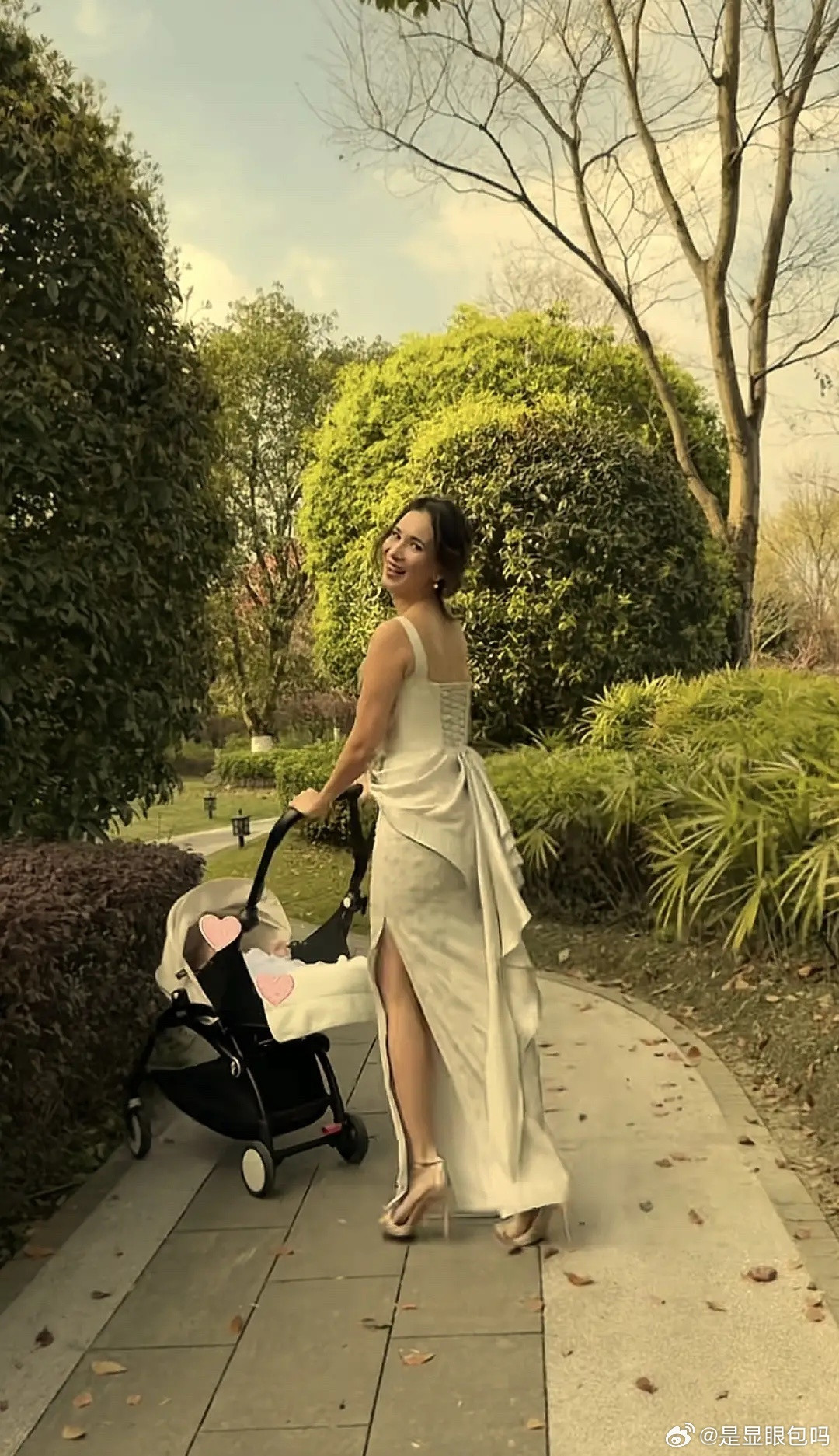 41岁卢靖姗春天遛娃，她穿吊带长裙好漂亮！与二胎儿子同框超有爱！