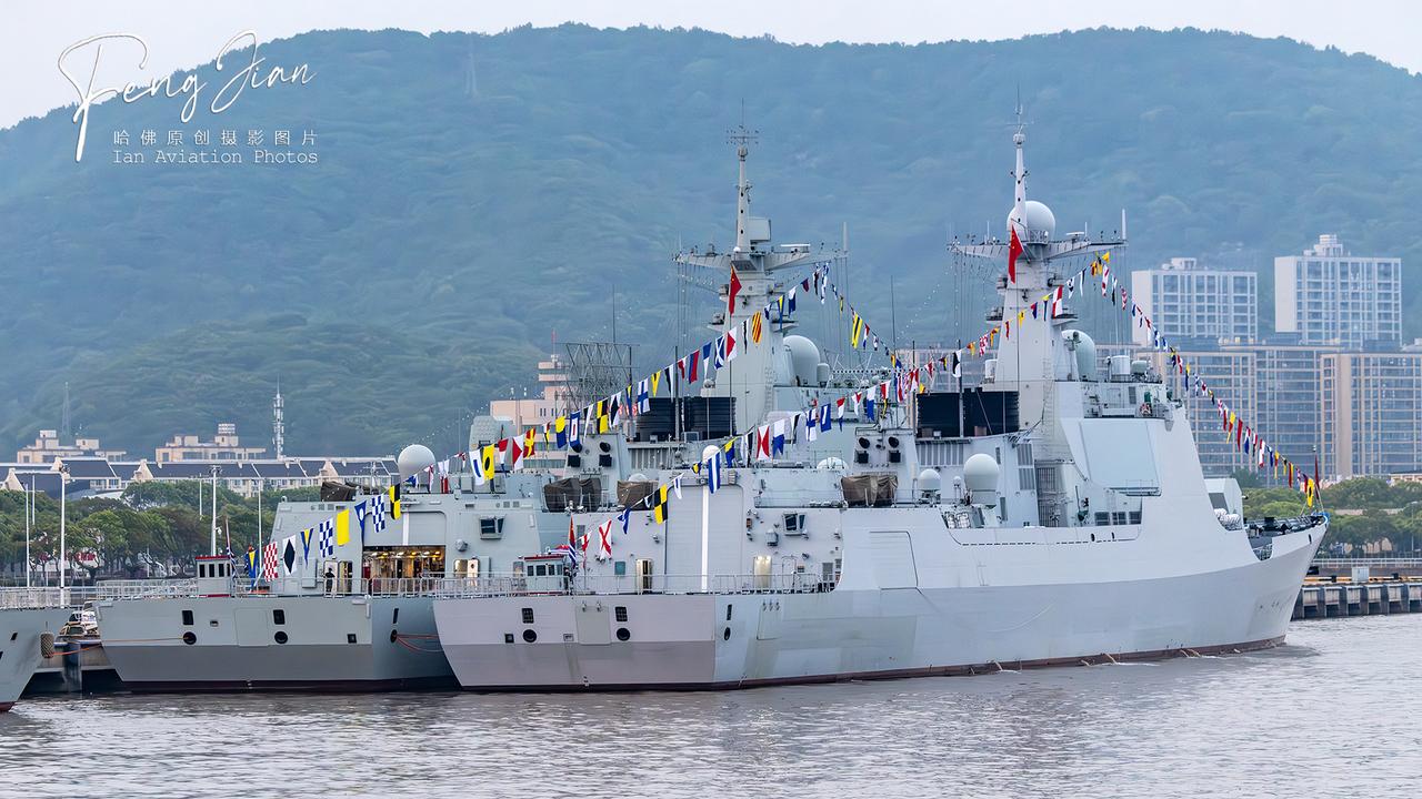 宿州舰和厦门并排停放在港口码头。宿州舰是最新服役的052D改进型驱逐舰，桅杆顶端