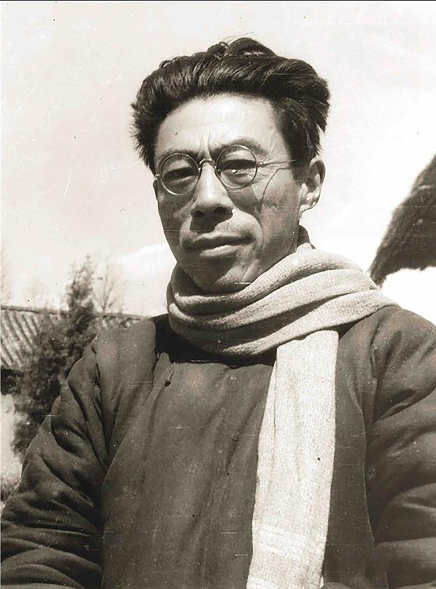 1950年，成都有个香烟店的老板，看报纸时习惯双腿并拢，后背胸膛挺得笔直，侦查员