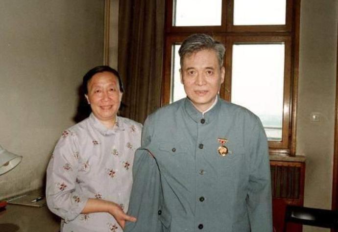 1986年，邓稼先临终前给中央打报告说：“全球核弹理论快到头了，以后重点不是搞大