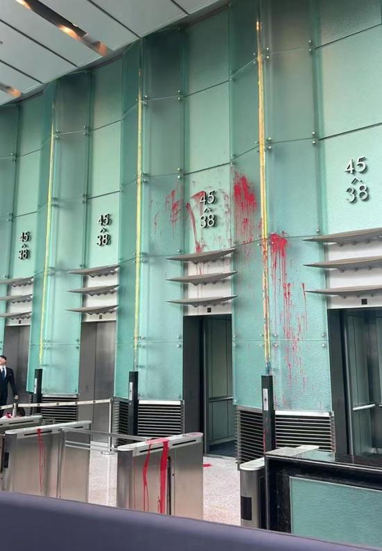 4日上午10时36分，香港中环金融核心区突发一起恶性治安事件。长江集团中心值班室