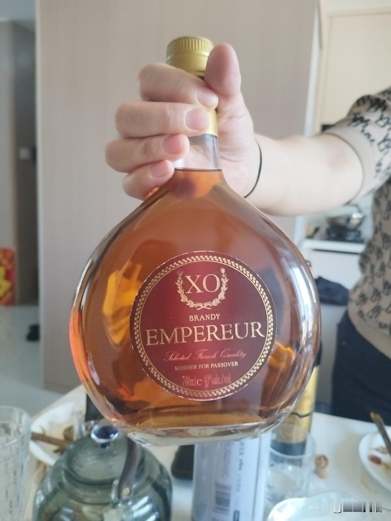 大年初二，姐姐拿出一瓶酒，让我们拍照，拍完照，又放回酒柜里了[捂脸哭]说是等着我闺