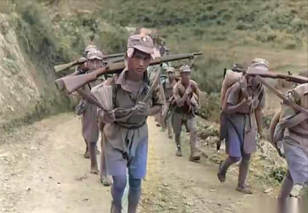 穿着草鞋，扛着老掉牙的套筒枪，饿着肚子就敢从四川走到前线。300万川军，就这么