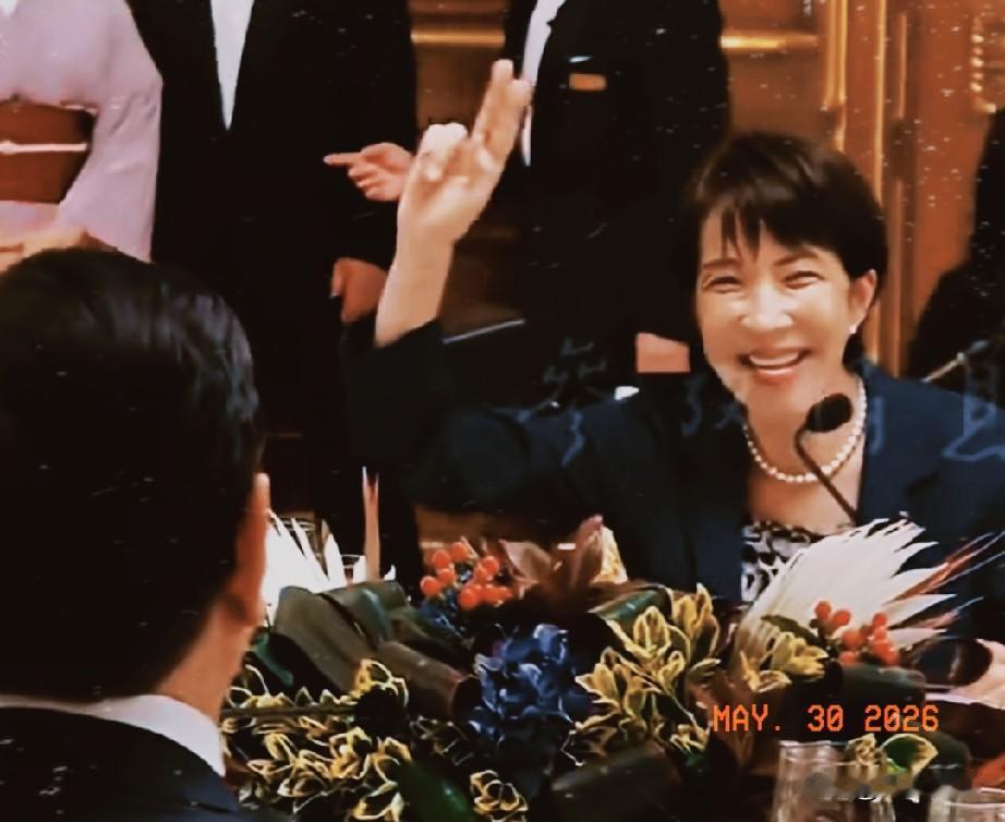 据日媒报道，日本首相高市早苗为菲律宾总统小马科斯举办晚宴。乐队刚奏响音乐，高市同