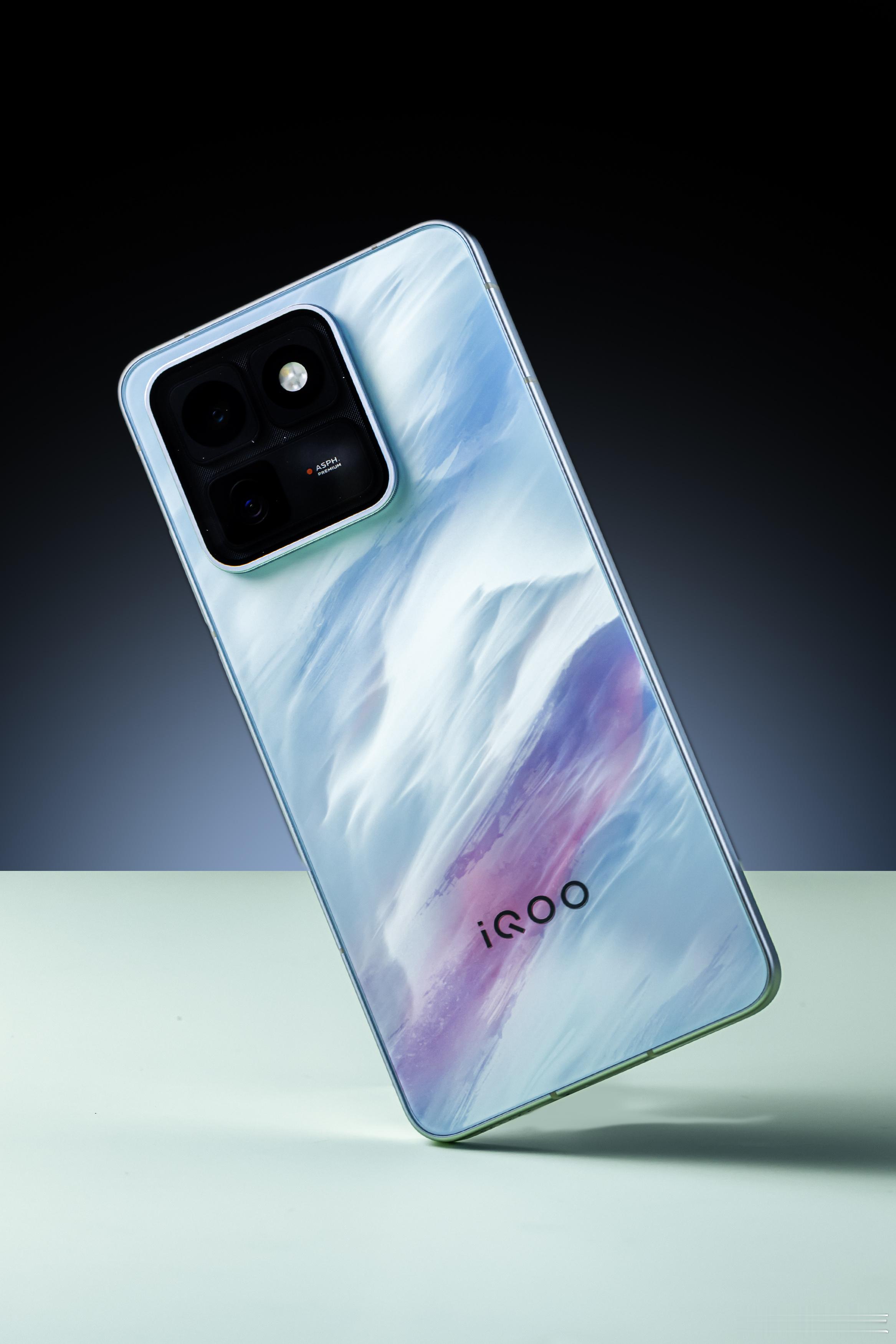 给大家欣赏下iQOO即将在520发布的新品：iQOO15T「青云」配色真的一眼