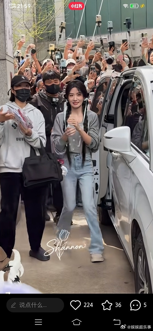 瘦了感觉五官都大了，卢昱晓继续保持