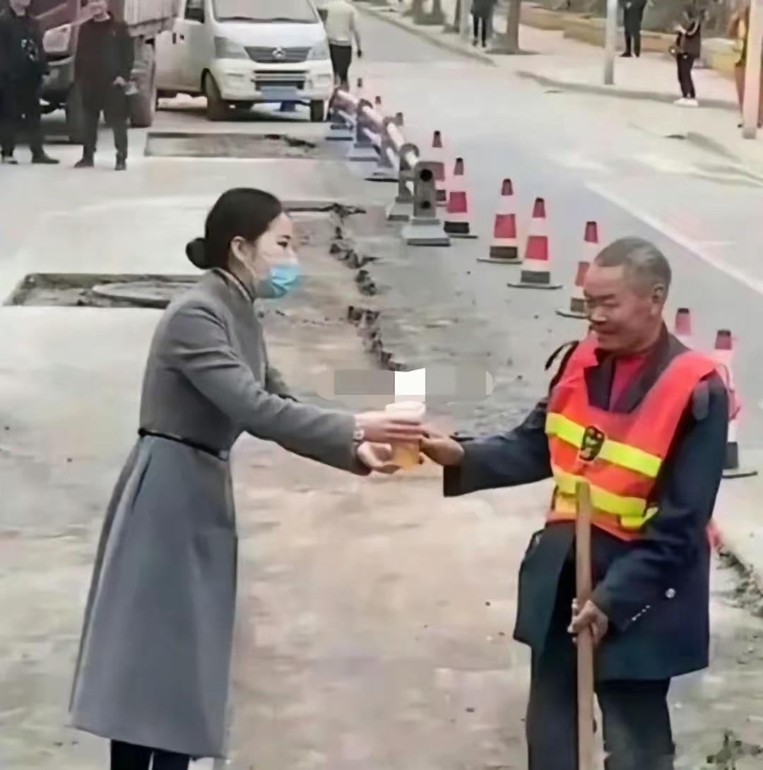第一张图感动，第二张图恶心到了原来是摆拍…