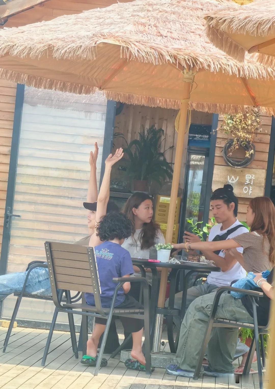 蔡少芬和老公张晋在贵州度假，带着三个孩子，俩女儿都继承了妈妈的好基因，颜值好高啊