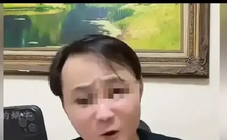 闫云达前几天直播，突然就把手机给摔了。为啥？因为他听说师父郭德纲让另一个徒弟刘喆