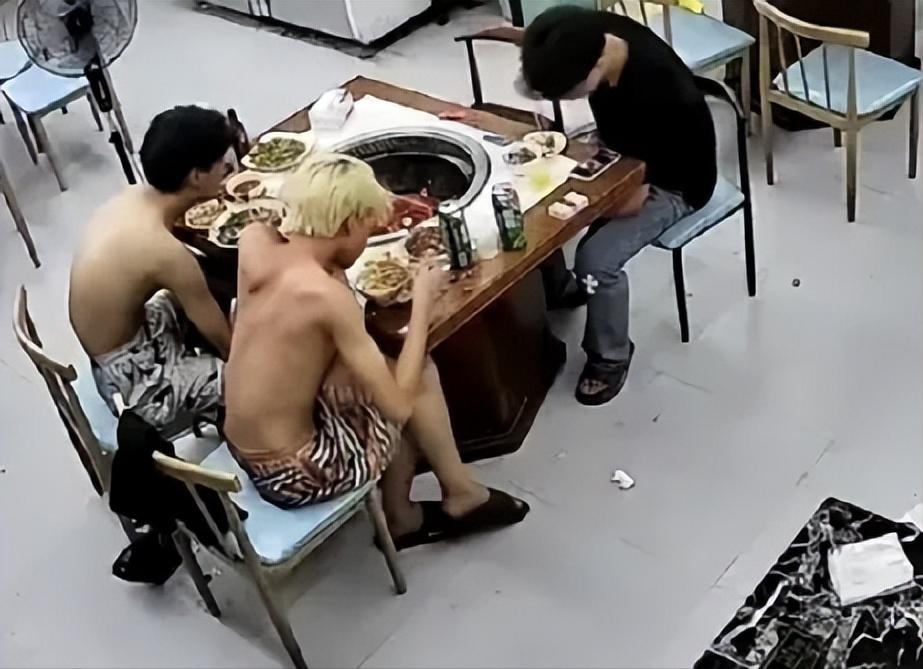 7月23日报道浙江温州，三个精神小伙在一家铁锅炖一共消费了200多元，其实老板从