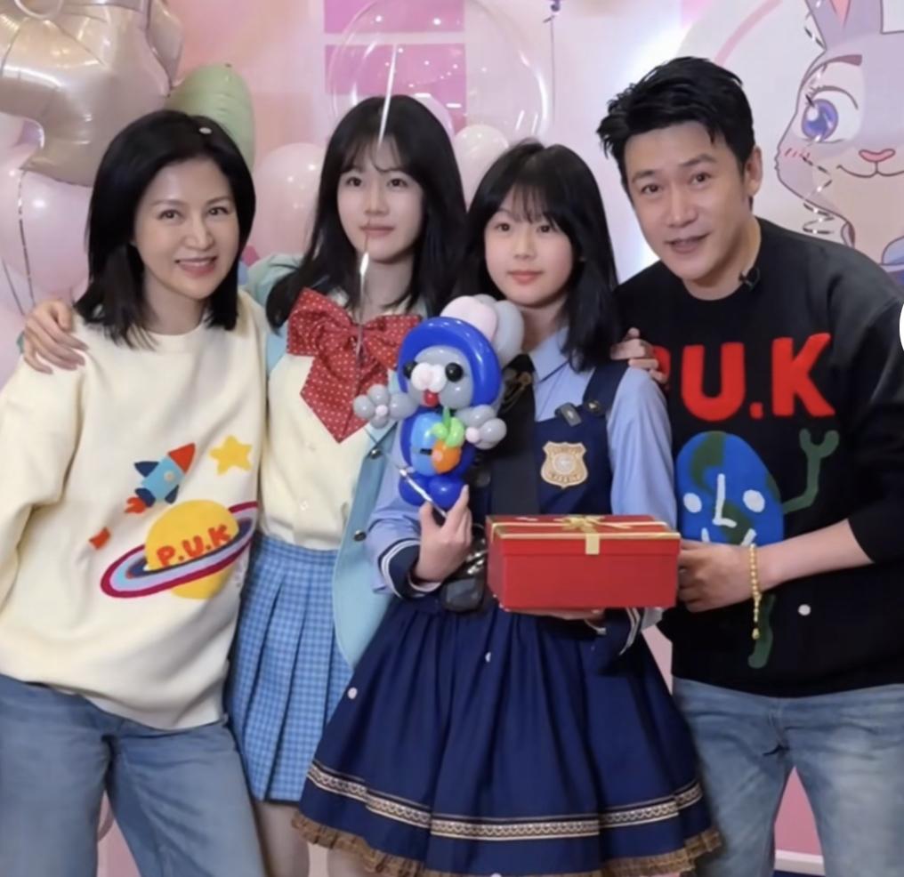 一碗水端平原来这么简单，陆毅和鲍蕾给小女儿过14岁生日，看看他们对大女儿