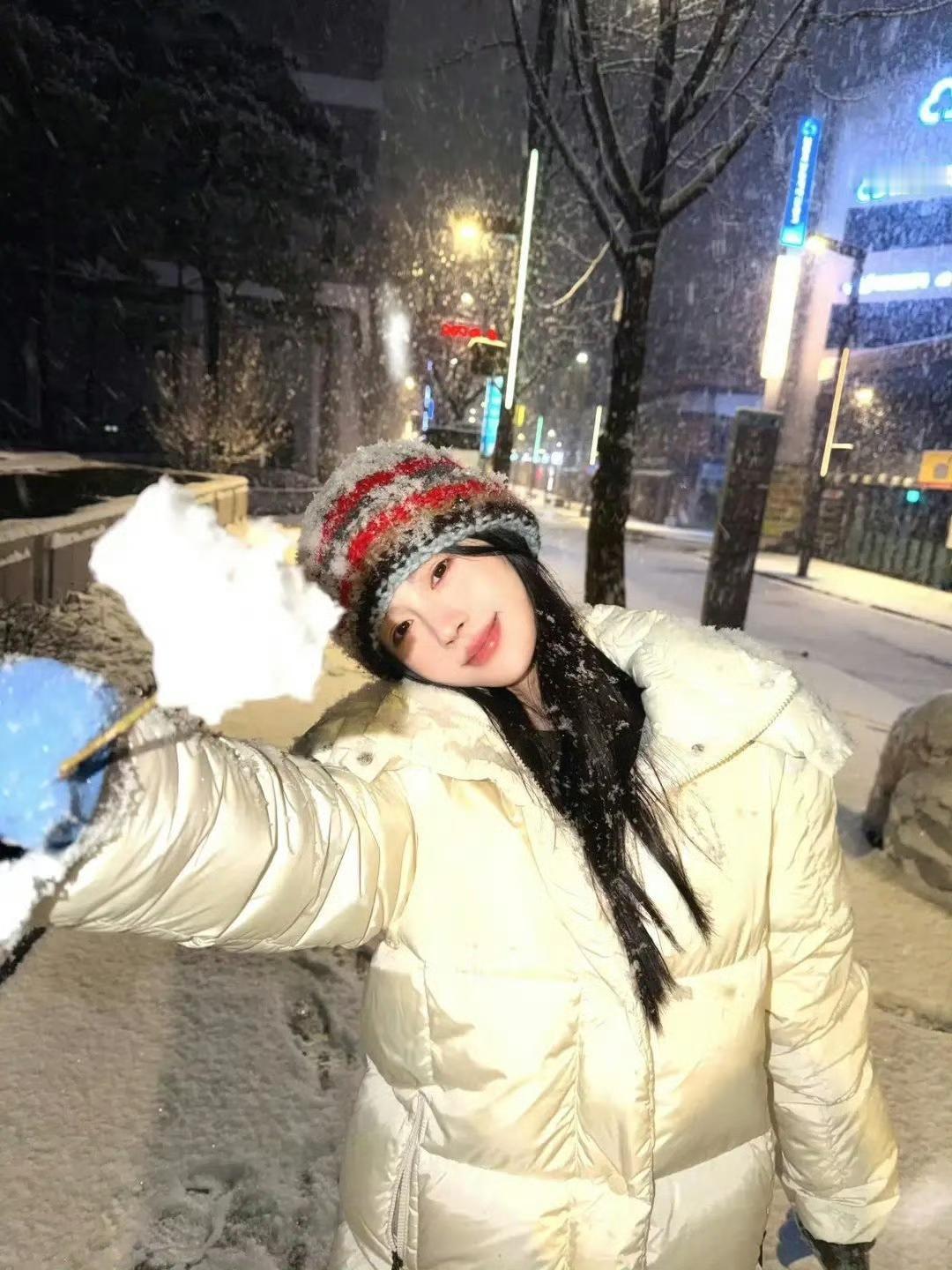 鞠婧祎雪天素颜照封神！冰雪玫瑰造型美到犯规，网友：这才是氛围感天花板谁能拒