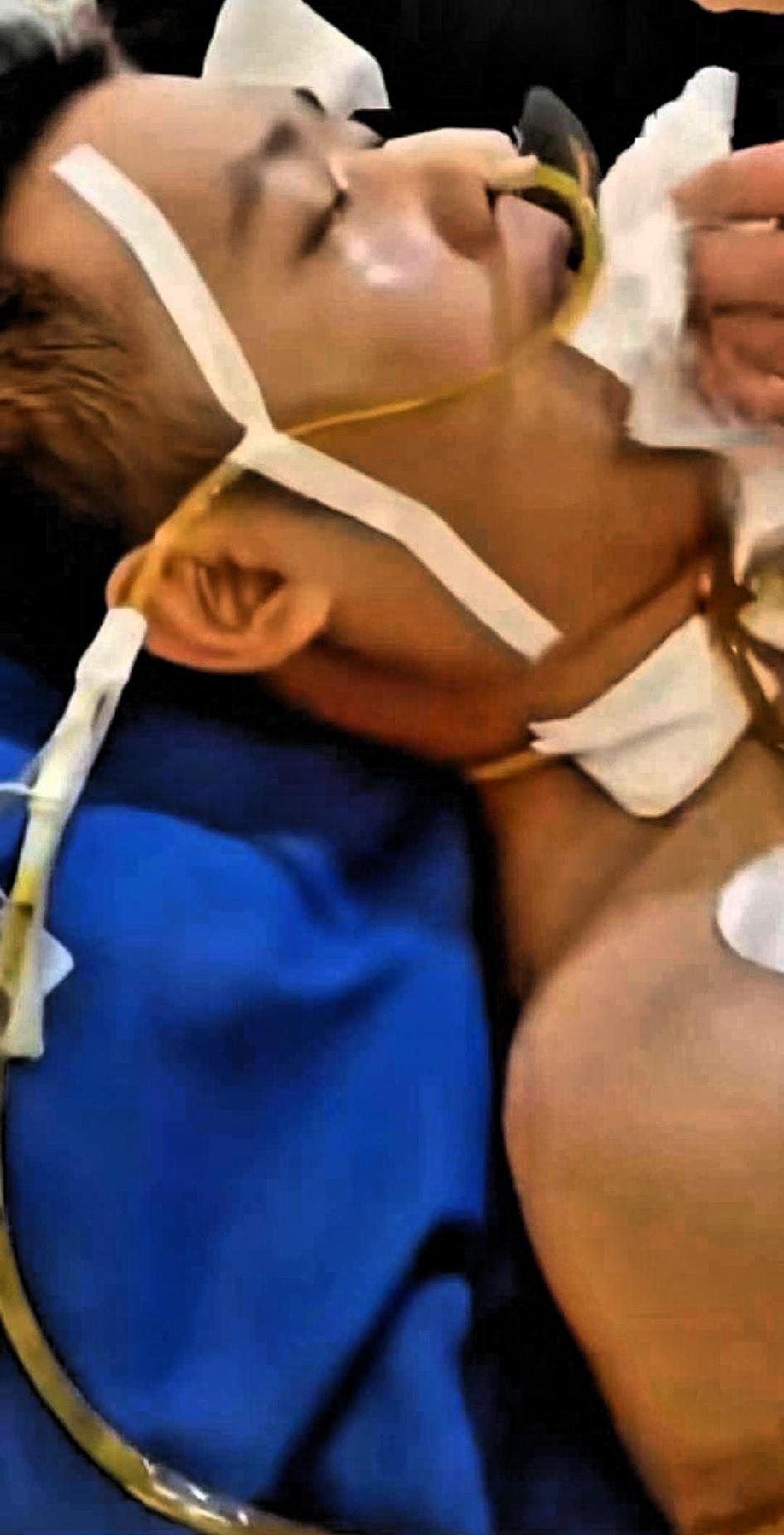 泪奔，儿子重病奄奄一息，医院已下病危通知书，所有治疗都宣告无效。他虚弱地躺在床上