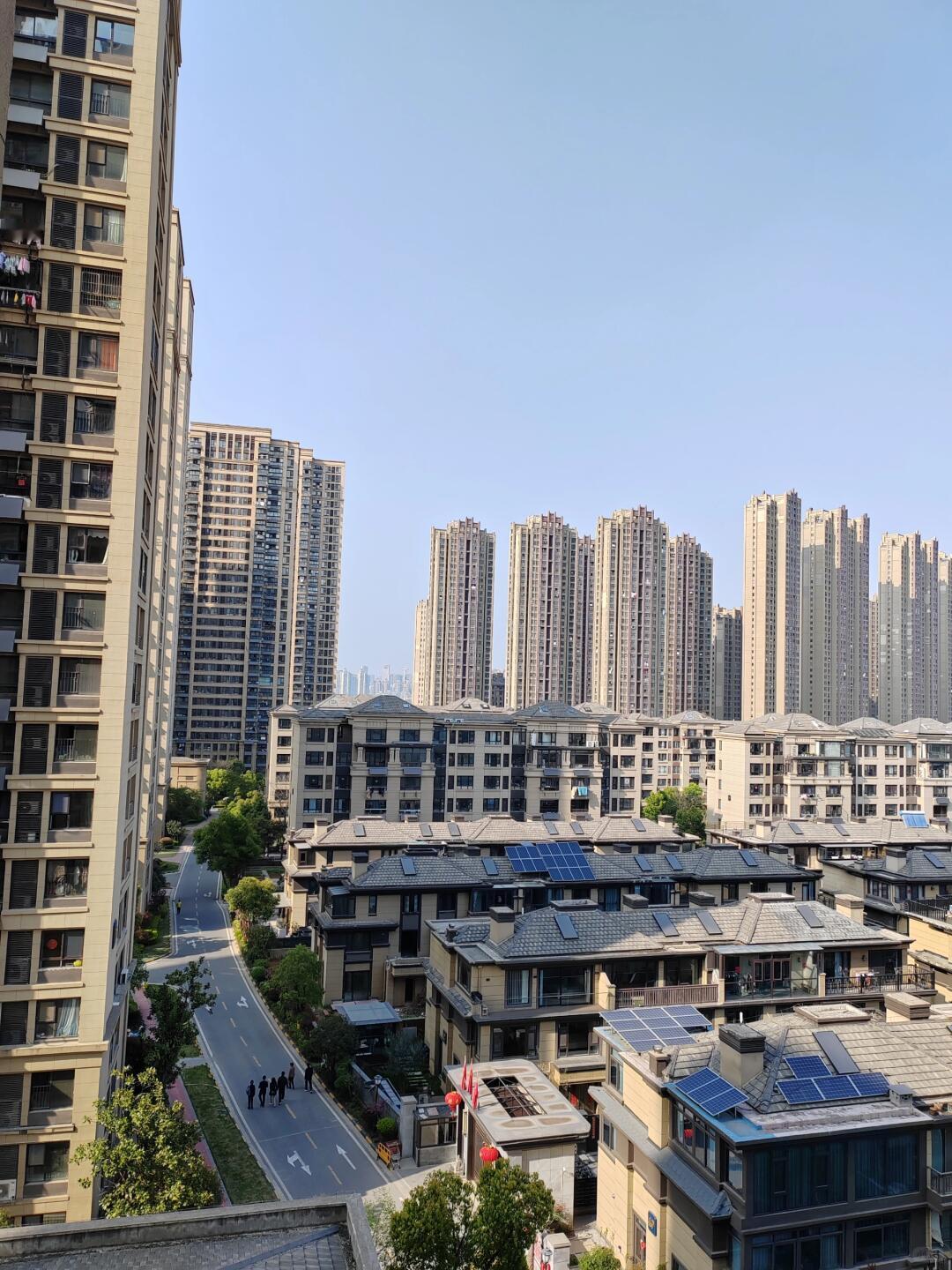 如果手有余钱，我觉得一定趁现在房价低换个好小区。我们小区很大，有2000多户