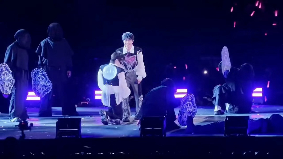 😝周深伴舞要在舞台上打起来了谁能拒绝舞台上的幼稚打闹呀🥺周深气鼓鼓砸气球，