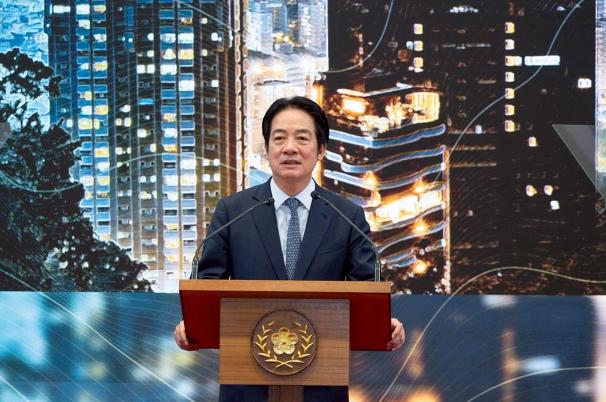 针对台军教练机坠毁、两名飞行员身亡的事，赖清德第一时间跳出来表态了，说自己“悲痛