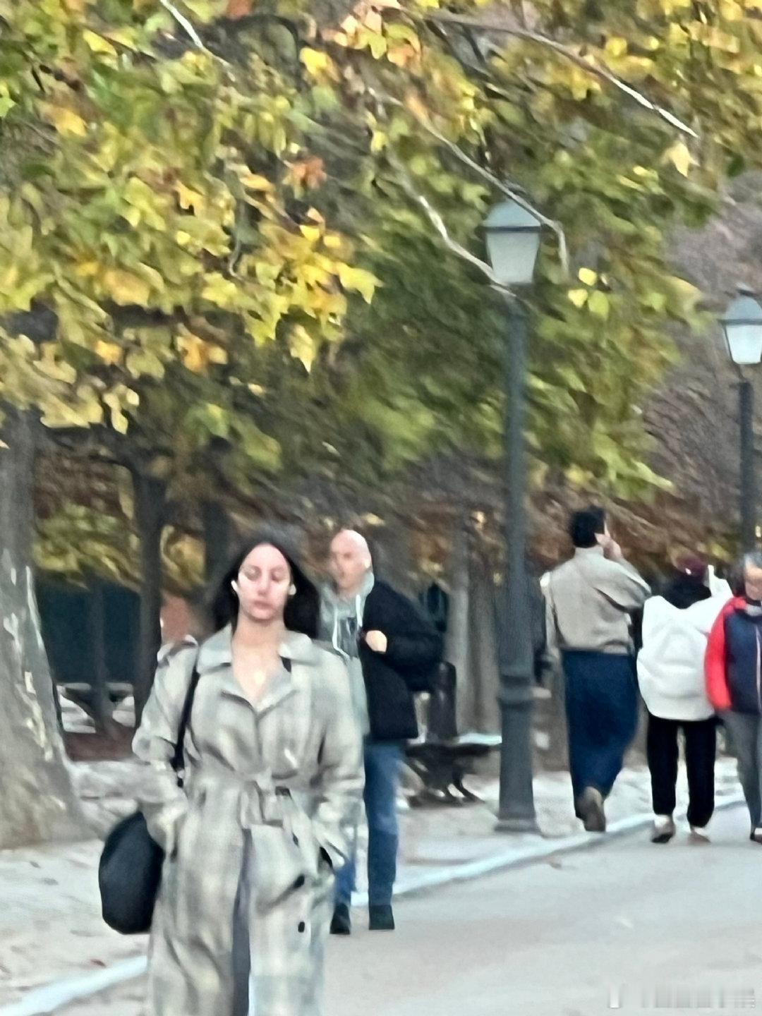 网友西班牙偶遇雷佳音，这哥穿得休闲又舒服，加上标志性的大头后脑勺，一眼就认出来了