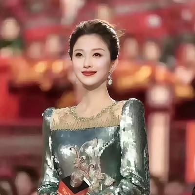 这是央视目前最漂亮的一个年轻主持人，长得确实漂亮，身材高挑又有气质，比周涛和董卿