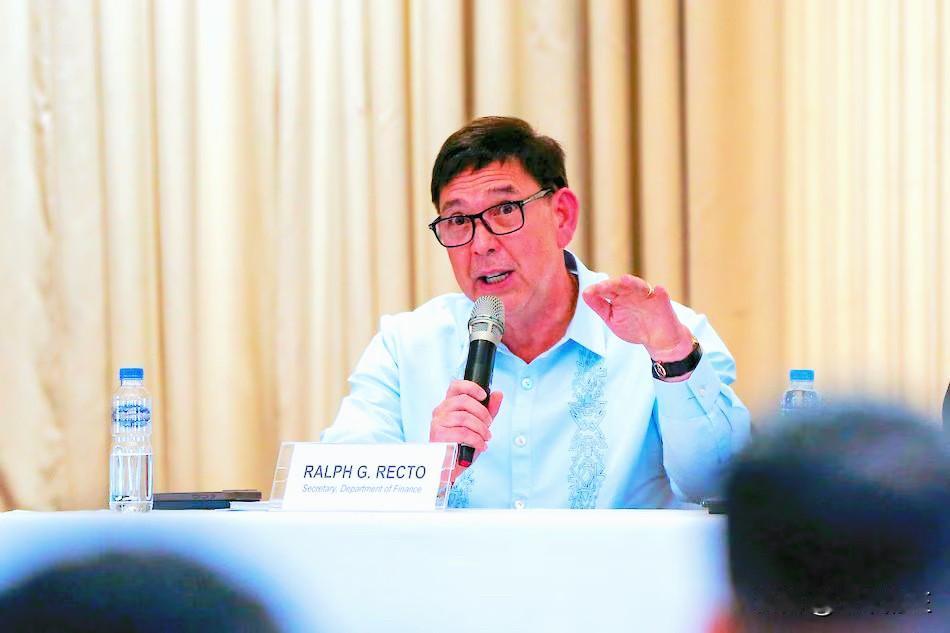 菲律宾总统府周二否认了有关拉尔夫·雷克托已辞去菲律宾财政部长职务的传言。此前，社
